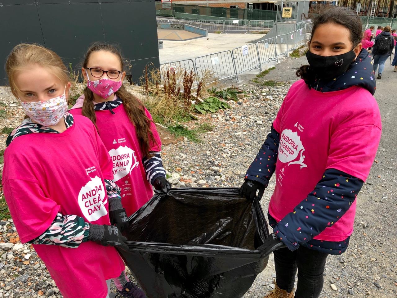 A total of 837 schoolchildren participate by picking up litter as part of the European 'Clean Up Day' campaign