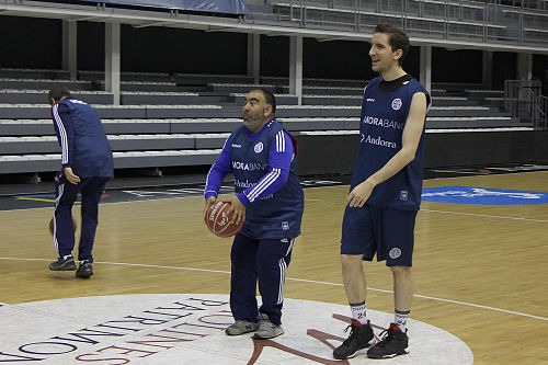 Trobada entre els jugadors del MoraBanc Andorra i els usuaris de la residència l’Albó